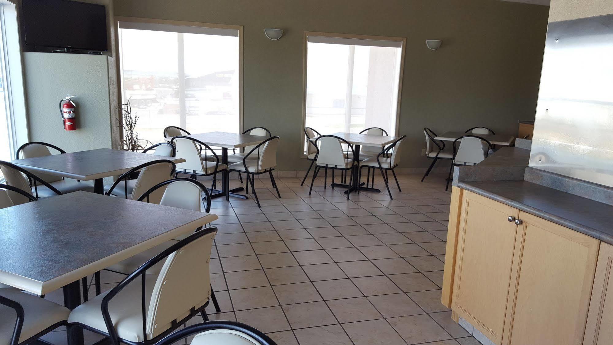 Super 8 By Wyndham Pincher Creek Ab Exterior foto